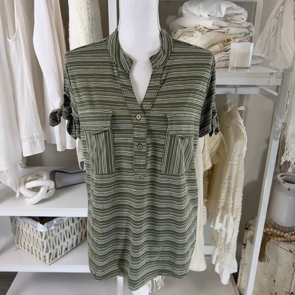 Flower & Feather Tops - Flower & Feather size Large dark sage green & white stretch knit top #2494